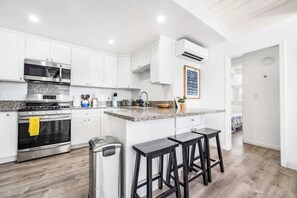 Een koelkast, een magnetron, een oven, een kookplaat