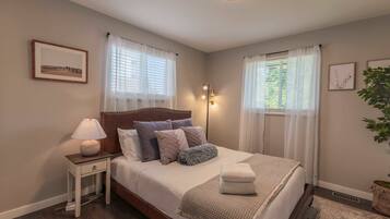 5 Schlafzimmer, Schreibtisch, Bügeleisen/Bügelbrett, Reisekinderbett