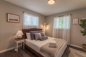 5 bedrooms, desk, iron/ironing board, travel cot