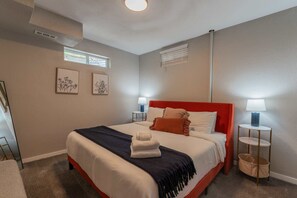 5 間睡房、書桌、熨斗/熨衫板、可攜式嬰兒床