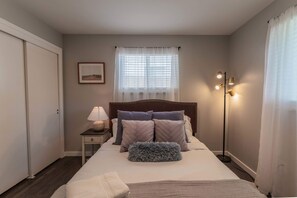 5 bedrooms, desk, iron/ironing board, travel cot