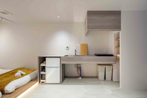 Superior Apartment | Private kitchen | Mini-fridge, stovetop, cookware/dishes/utensils - KUTSUROGI SAUNA and STAY (Tokyo)