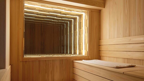 A wooden sauna with benches and a window. - KUTSUROGI SAUNA and STAY (Tokyo)