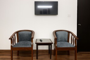 Elite Double Room, 1 King Bed | Soundproofing, iron/ironing board, free WiFi