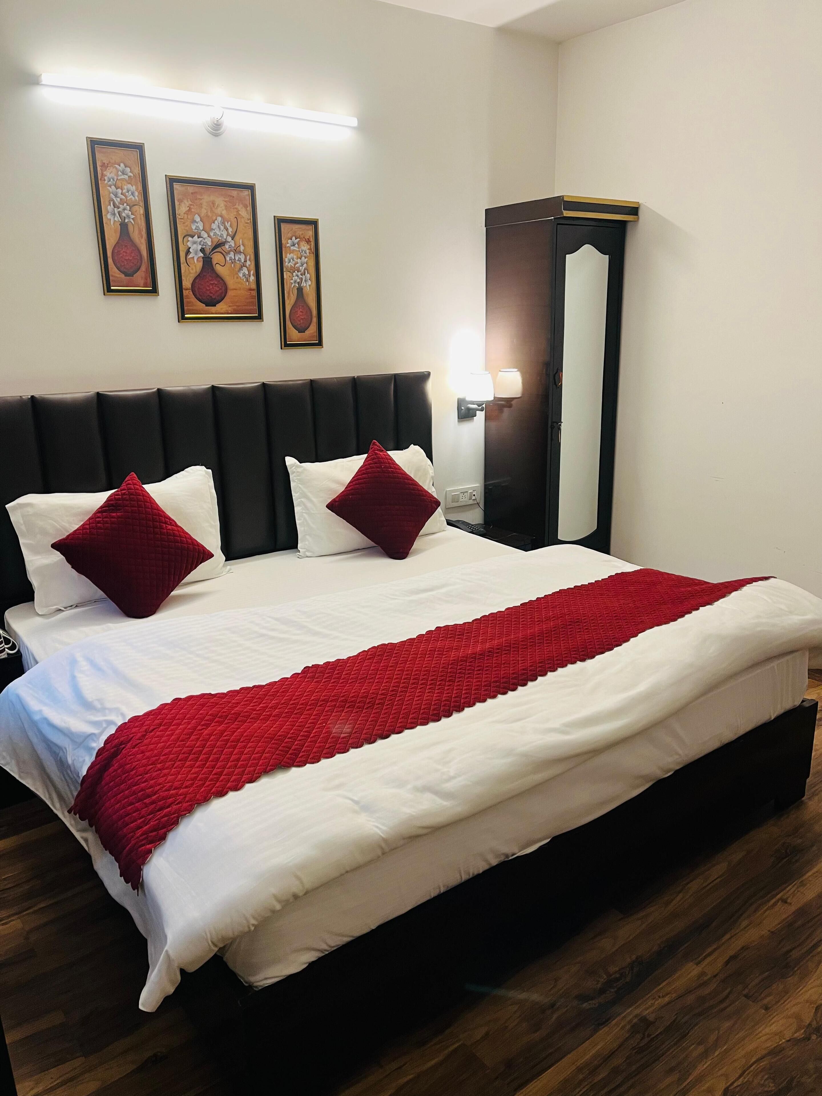 Elite Double Room, 1 King Bed | Soundproofing, iron/ironing board, free WiFi