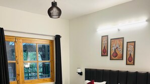 Exclusive Double Room, Balcony | Soundproofing, iron/ironing board (on request), WiFi (free)