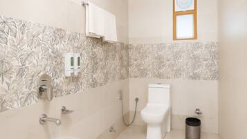 Executive Double Room, Balcony, Hill View | Bathroom