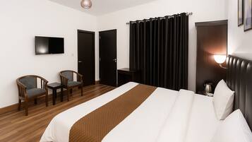 Elite Double Room, 1 King Bed | Soundproofing, iron/ironing board, free WiFi