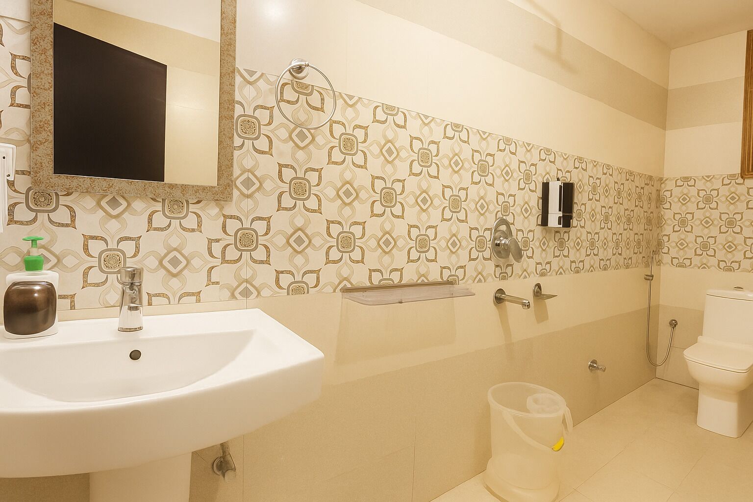 Un bagno con un lavandino bianco, uno specchio, un water e una doccia.