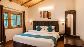 Quarto casal executivo, sacada, vista para a colina | Quartos à prova de som, ferros/tábuas de passar roupa, Wi-Fi de cortesia