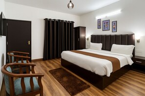 Elite Double Room, 1 King Bed | Soundproofing, iron/ironing board, free WiFi