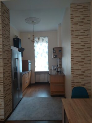 Een koelkast, een microgolfoven, een oven, een kookplaat