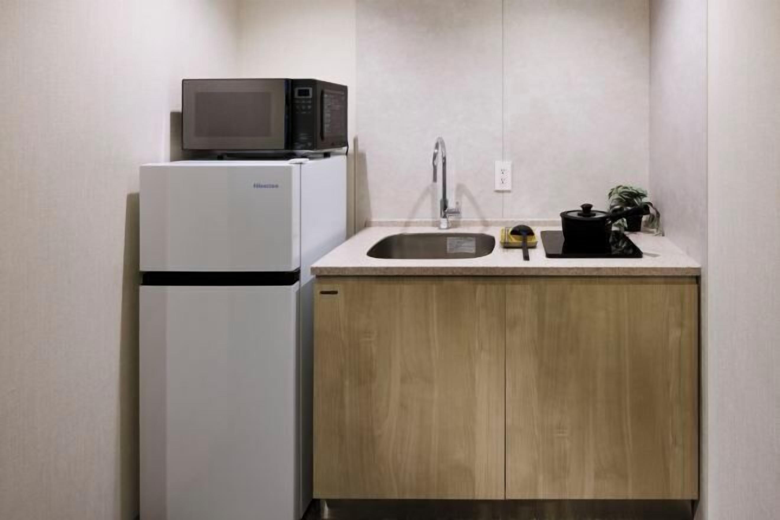 Fridge, cookware/dishes/utensils