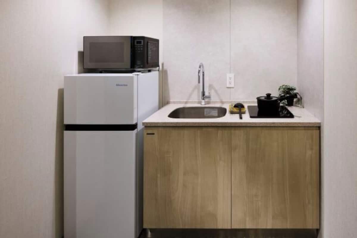 Fridge, cookware/dishes/utensils