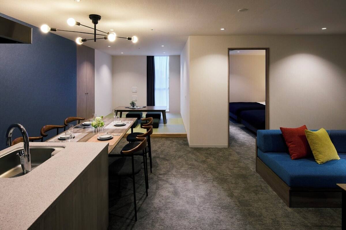 Um apartamento moderno com cozinha, sala de jantar e sala de estar.