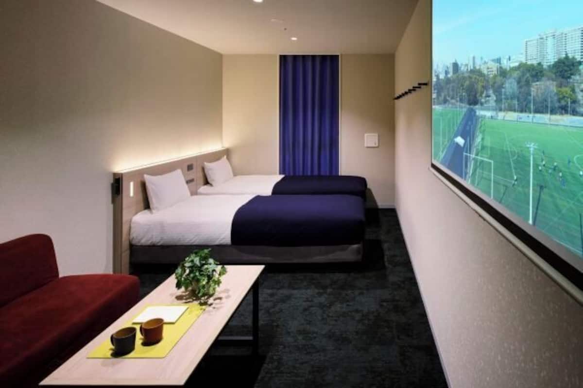 Blackout drapes, free WiFi, bed sheets