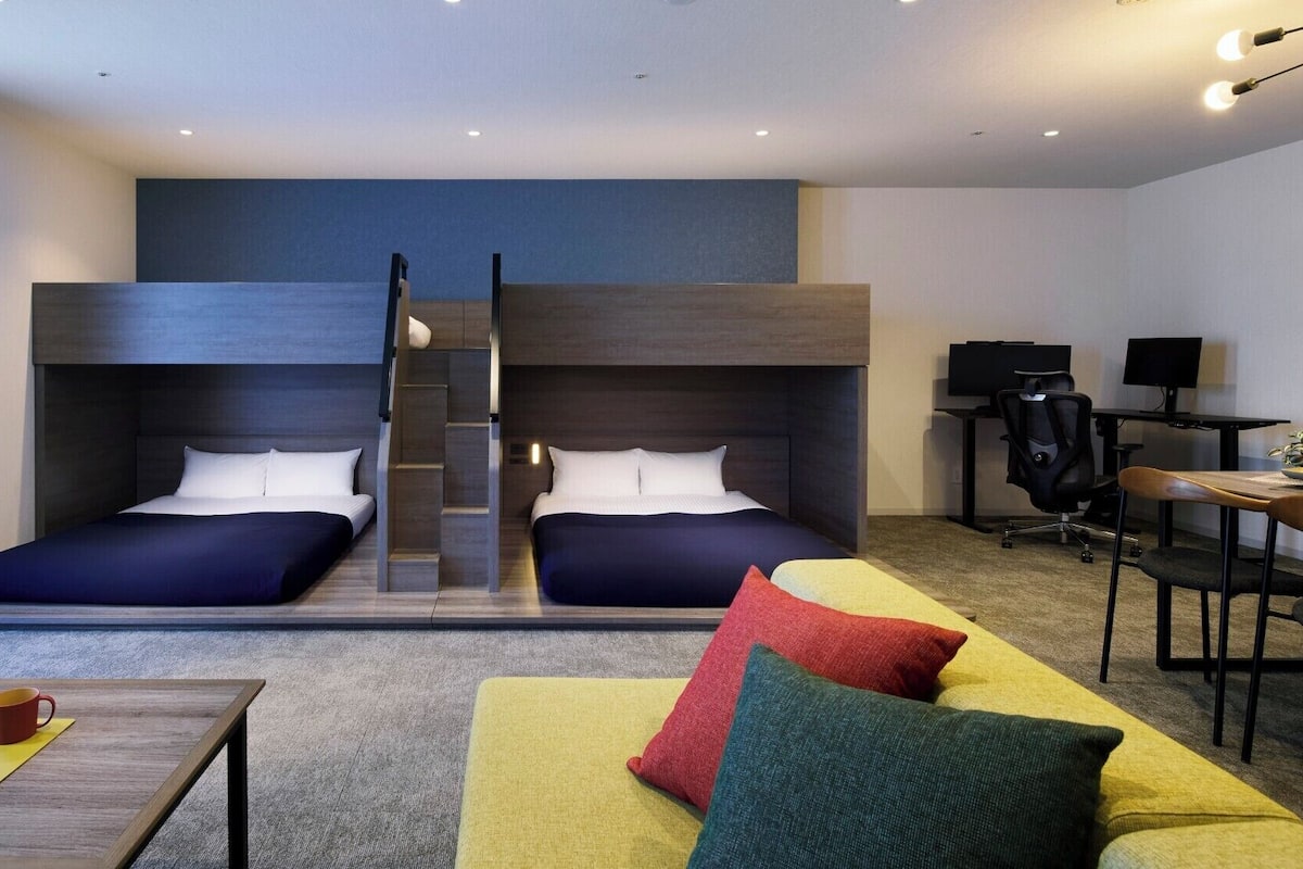 Blackout drapes, free WiFi, bed sheets