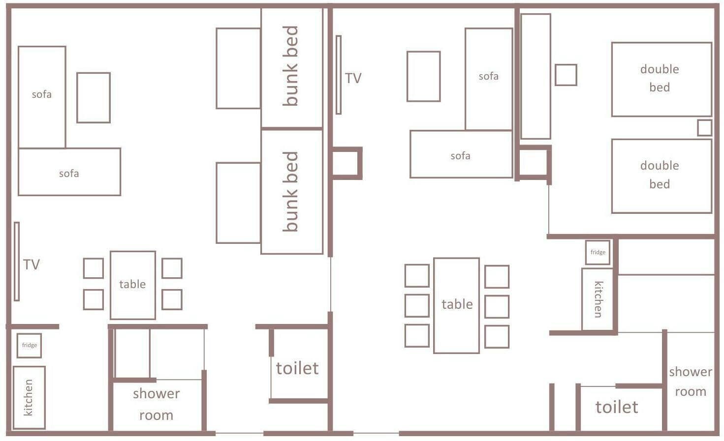 Ein Hotelzimmer mit Fernseher, Sofa, Etagenbett, Doppelbett, Tisch, Küchenzeile, Kühlschrank, Duschbad und zwei Toiletten.