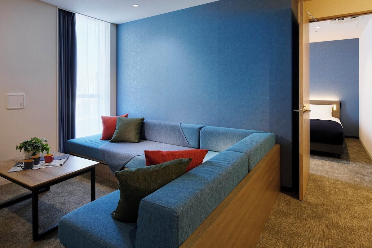 Blackout drapes, free WiFi, bed sheets