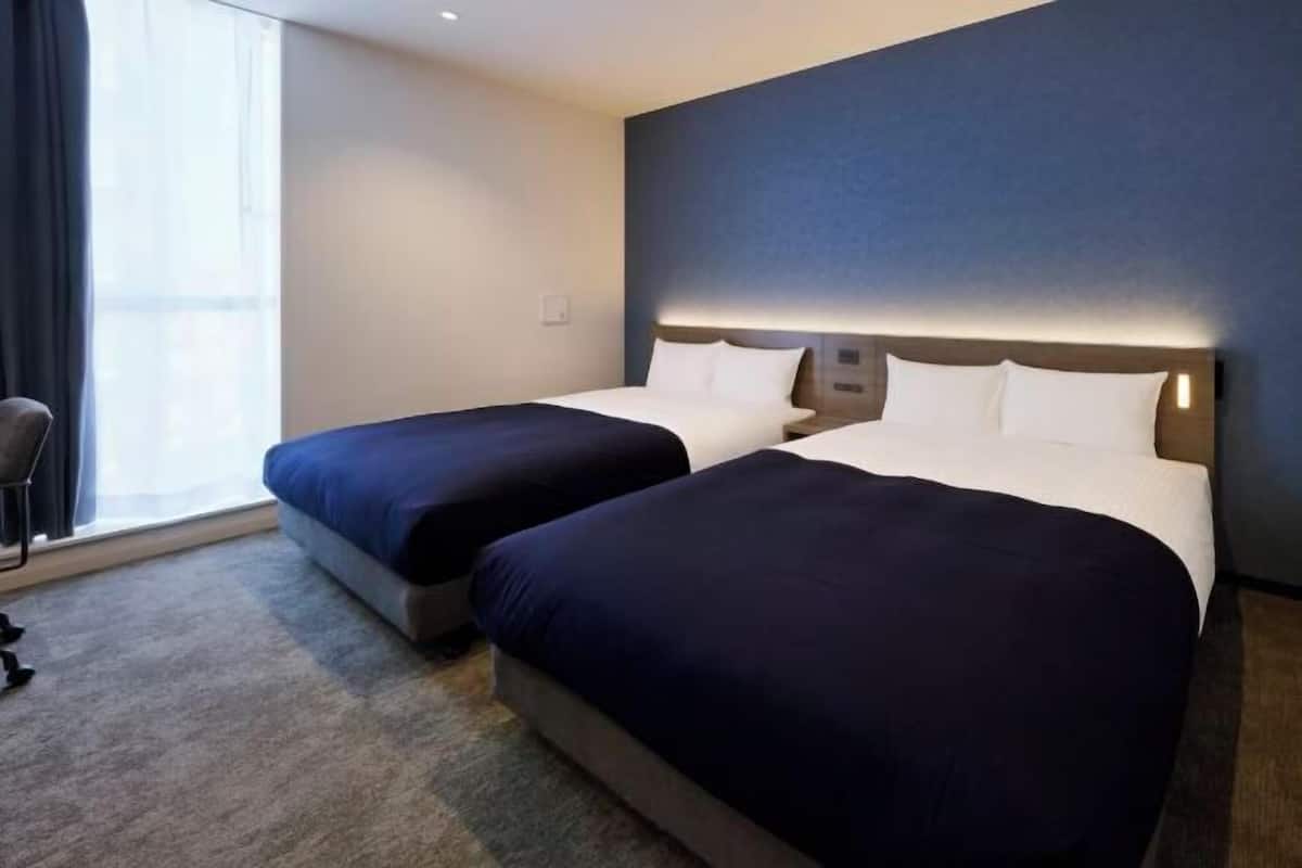 Blackout drapes, free WiFi, bed sheets