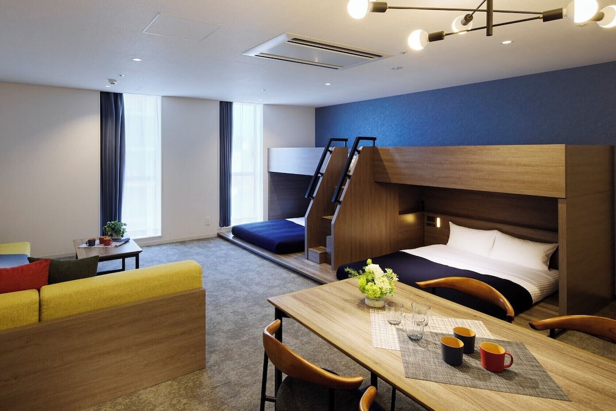 Blackout drapes, free WiFi, bed sheets