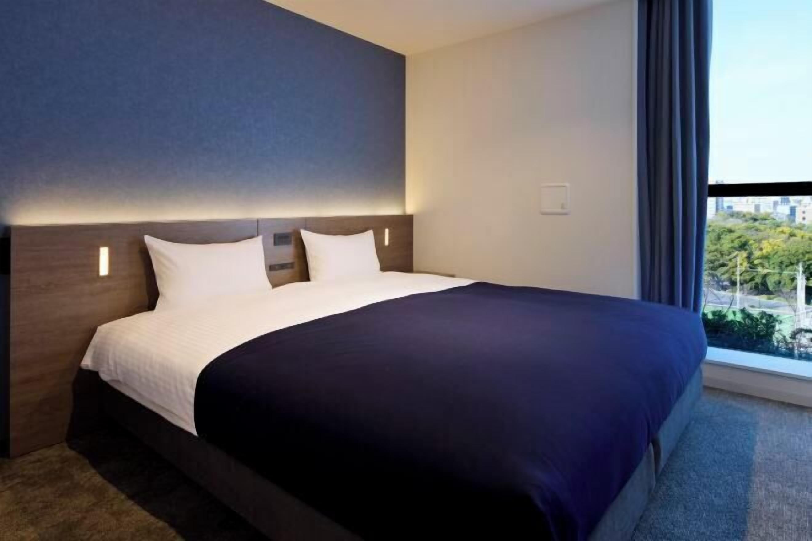 Blackout drapes, free WiFi, bed sheets