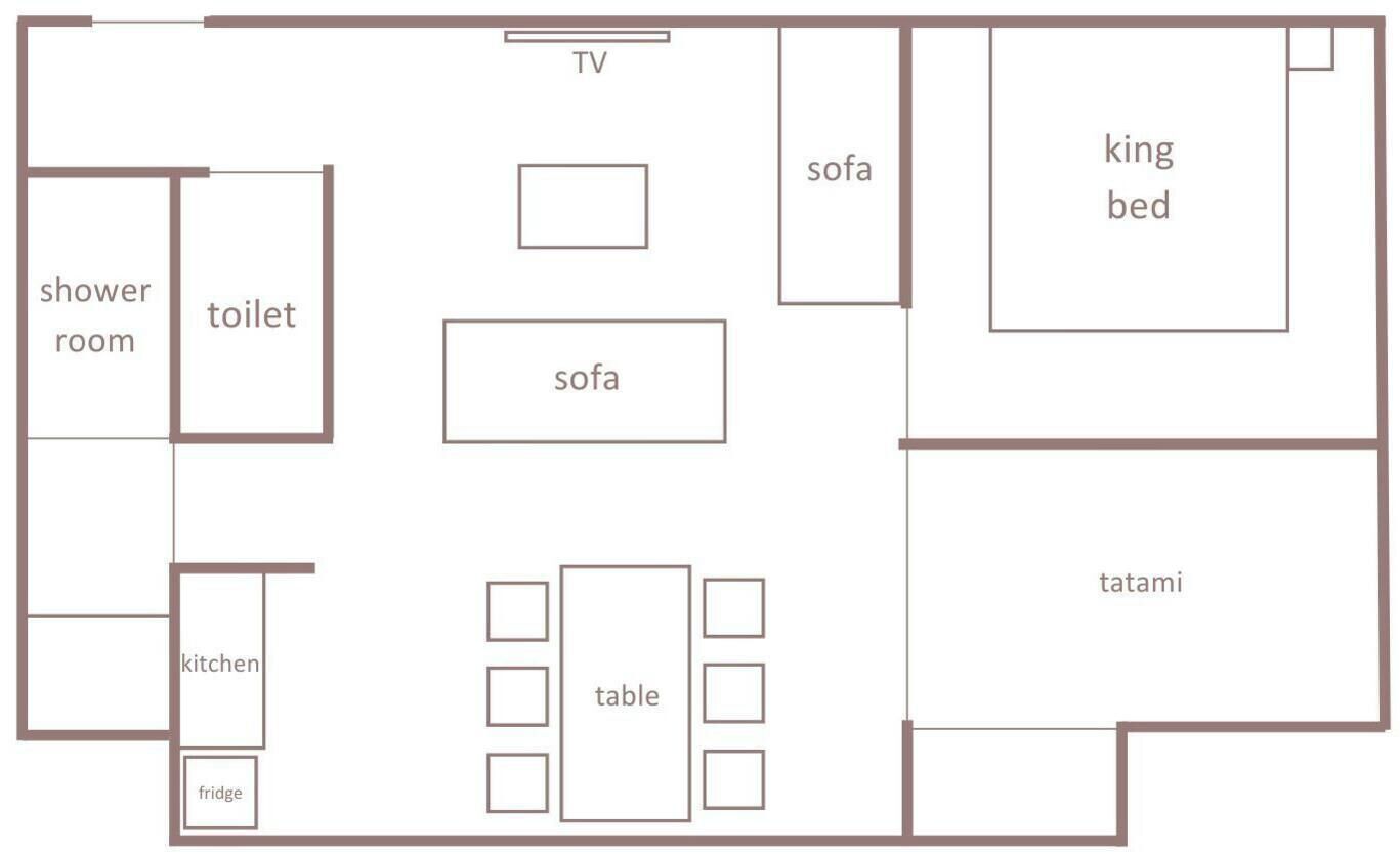 Plano de planta que muestra una cama king size, sofá, mesa, televisor, cuarto de ducha, inodoro, cocina y refrigerador.