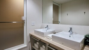 Rom – deluxe | Bad | Hårføner, tøfler, bidé og håndklær