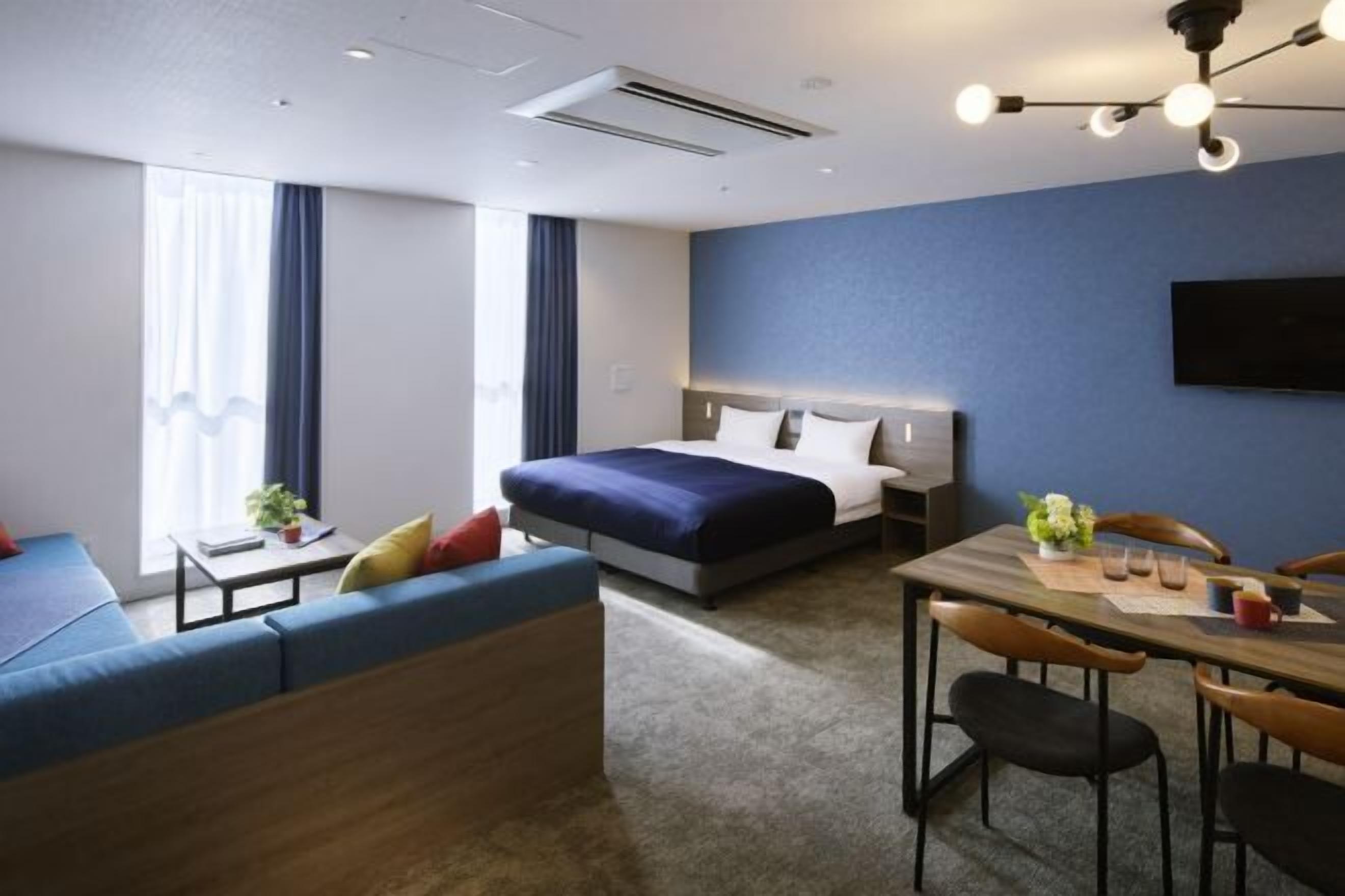 Blackout drapes, free WiFi, bed sheets