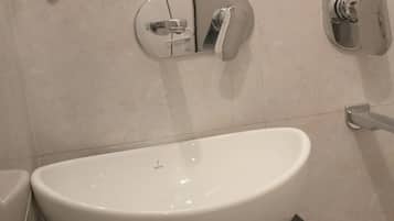 Deluxe Double Room | Bathroom