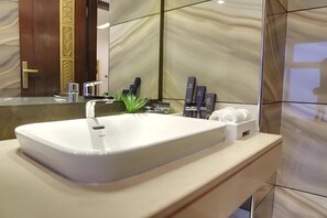 Dusche, Hausschuhe, Handtücher, Seife