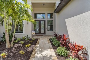 Exterior - Luxe Villa: Boater’s Paradise with Pool & Spa (Cape Coral)