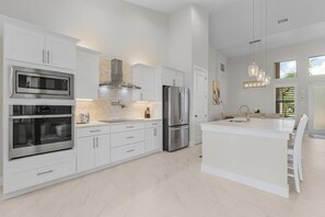 ثلاجة، ميكروويف، فرن، موقد طهي مسطح