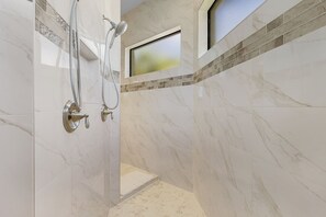Dusche, Haartrockner, Handtücher