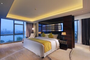 Business Studio Suite | In-room safe, free WiFi