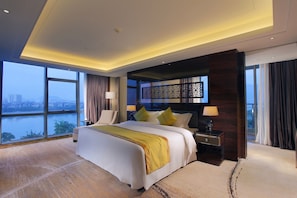 Business Studio Suite | In-room safe, free WiFi
