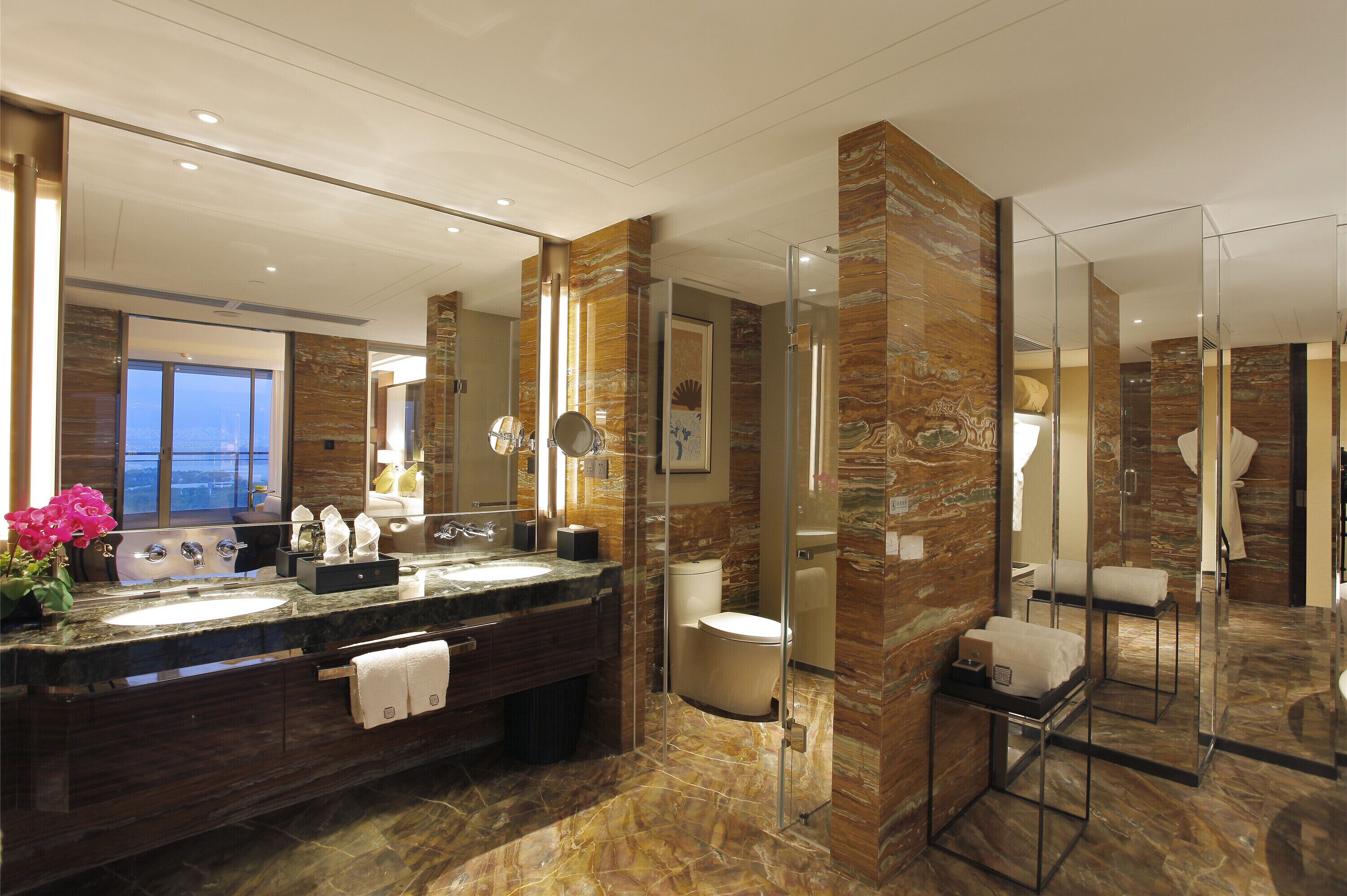 Business Studio Suite | In-room safe, free WiFi