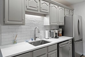 雪櫃、微波爐、焗爐、爐具