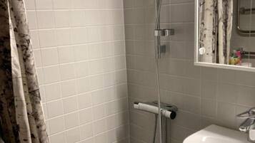 Douche, sĂšche-cheveux, serviettes fournies, papier toilette