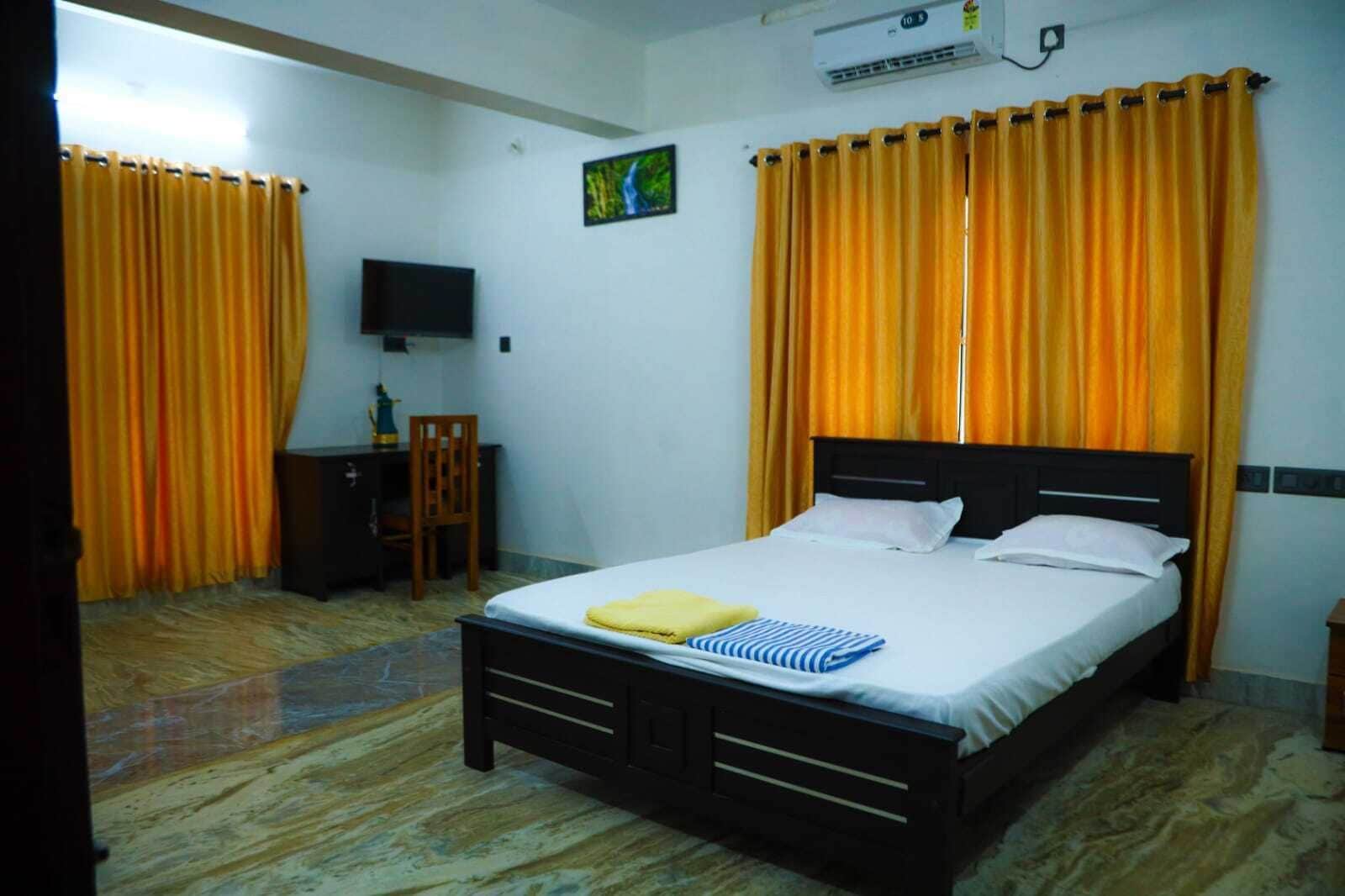 Dubbelrum för familj - utsikt mot poolen | Egyptiska bomullslakan, sängtillbehör av högsta kvalitet och skrivbord