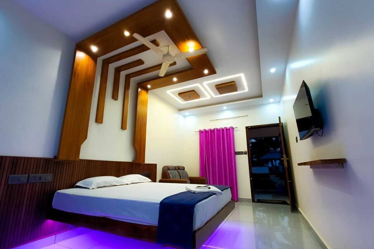 Premium Room | Egyptian cotton sheets, premium bedding, desk, laptop workspace
