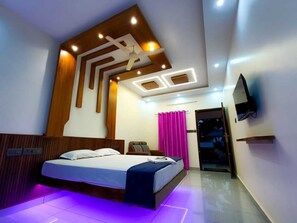 Premium Room | Egyptian cotton sheets, premium bedding, desk, laptop workspace