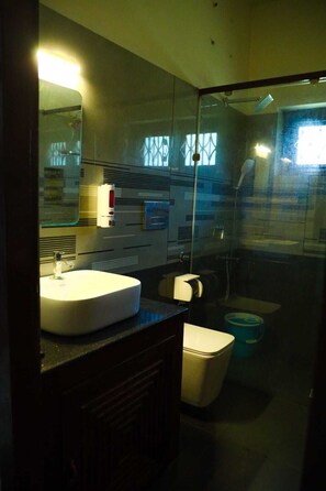 Family Double Room, Sea View | Bathroom | Shower, rainfall showerhead, soap, shampoo