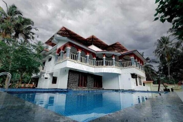 Outdoor pool - Ocean Queen Palace (Neyyattinkara)