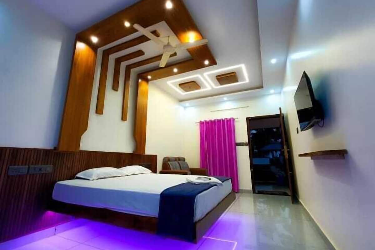 Deluxe Double Room | Egyptian cotton sheets, premium bedding, desk, laptop workspace