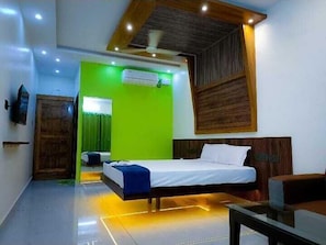 Deluxe Double Room, Sea View, Sea Facing | Cadar kapas Mesir, peralatan tempat tidur premium, meja