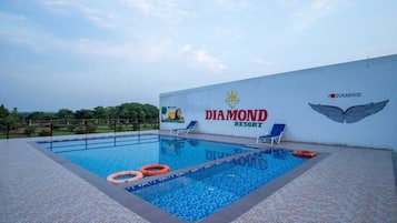 Indoor pool, pool loungers