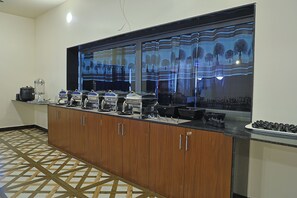 Desayuno buffet (INR 250 por persona) 