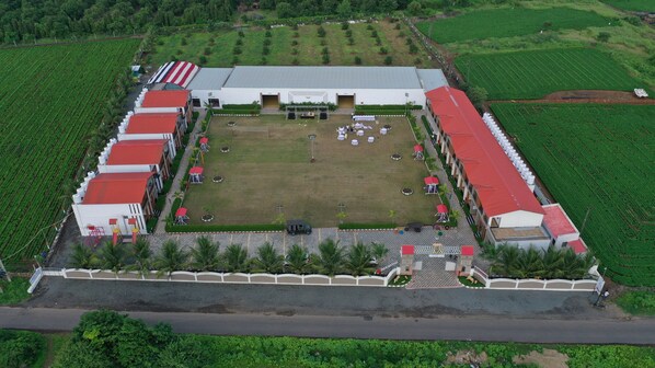 Vista frontal de la propiedad