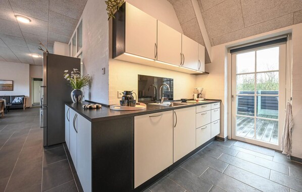 Fridge, microwave, oven, stovetop - Nice home in Ulfborg with sauna (Ulfborg)